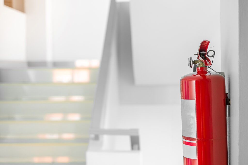 Feuermelder an einer Wand hängend.